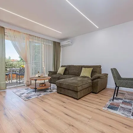 Apartment 2 Bedroom Gorgeous In *